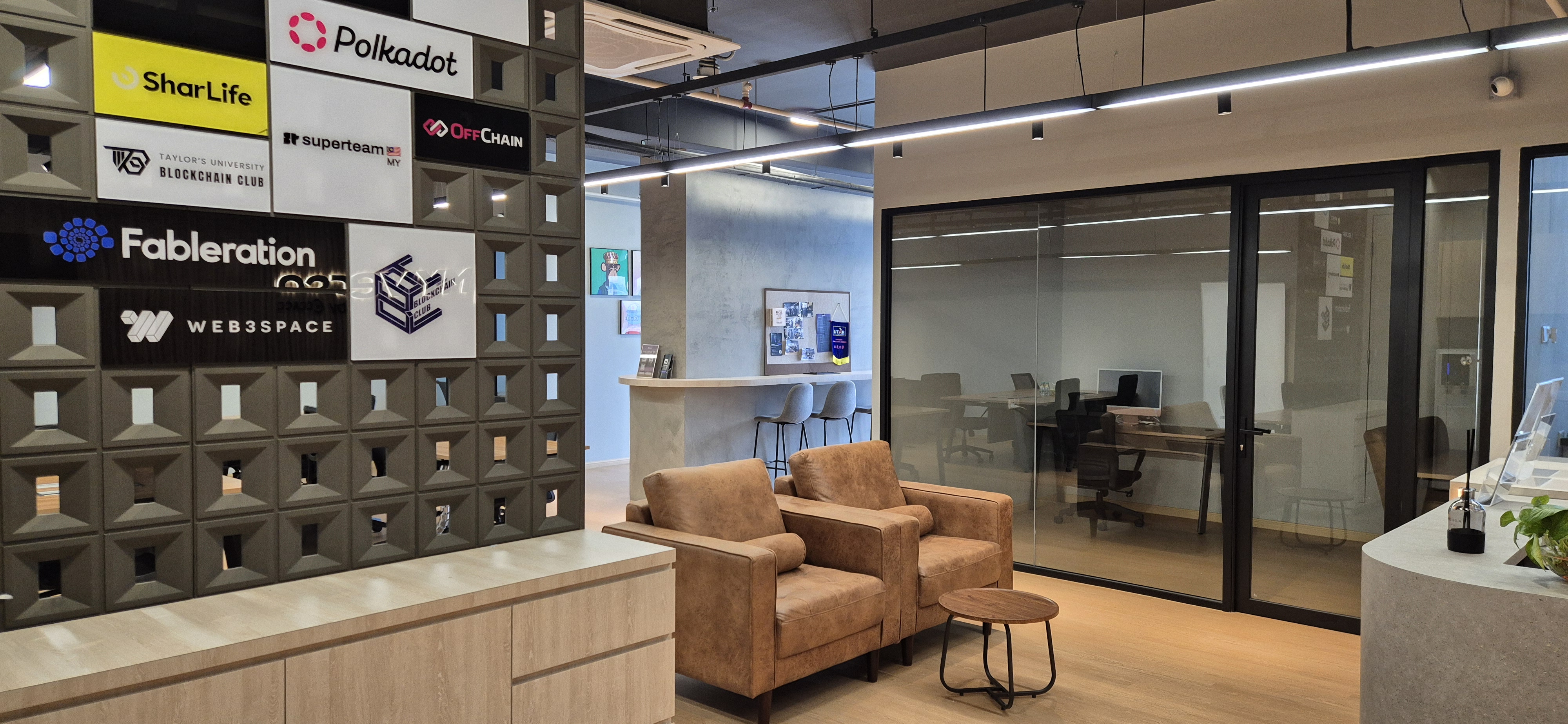 Partner wall and open floor